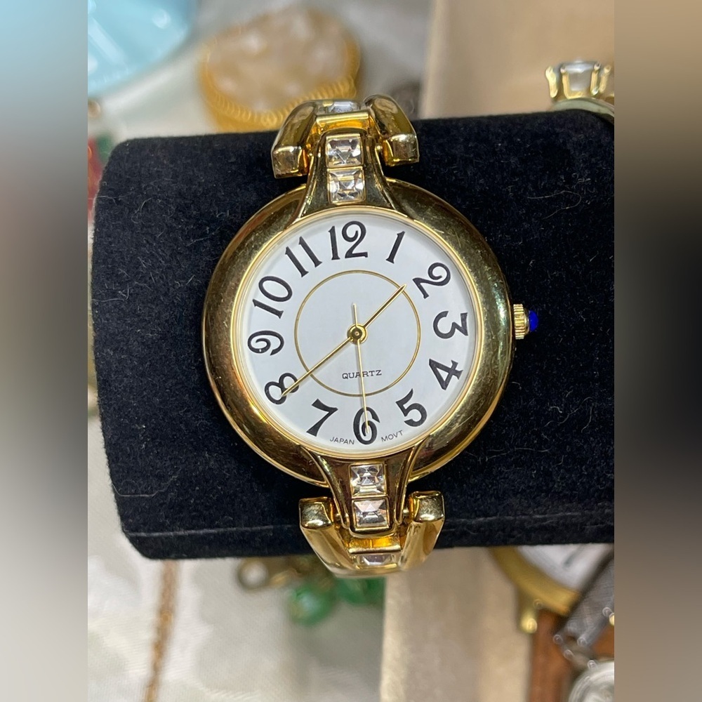 Elegant Quartz Goldtone Women's Watch - Picture 1 of 2